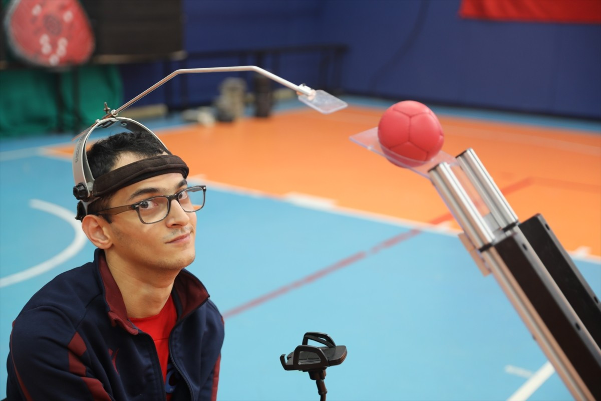 Edirne'de yaşayan 24 yaşındaki serebral palsili Kadir Berke Öz, paralimpik spor dalı bocciayı...