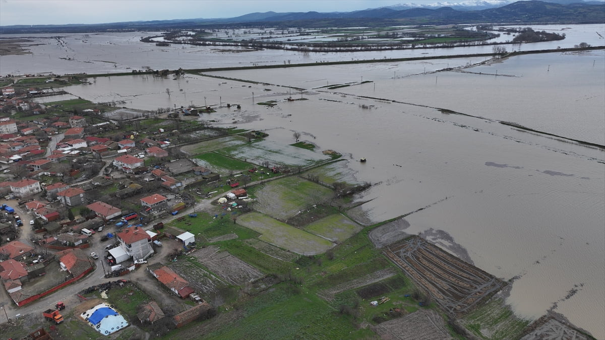 Edirne'de yatağından çıkan Tunca ve Meriç nehirleri, bazı bölgelerde tarım arazilerine yayılmayı...