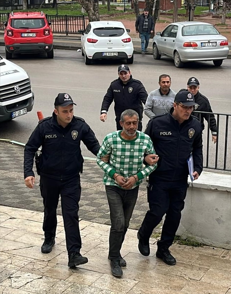 Edirne'de yurt dışına kaçmaya çalışan 2 firari hükümlü saklandıkları ormanlık alanda...