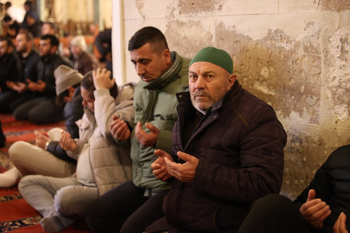 Edirne'deki Eski Cami'de Berat Kandili dolayısıyla program düzenlendi. Kur'an-ı Kerim ve...