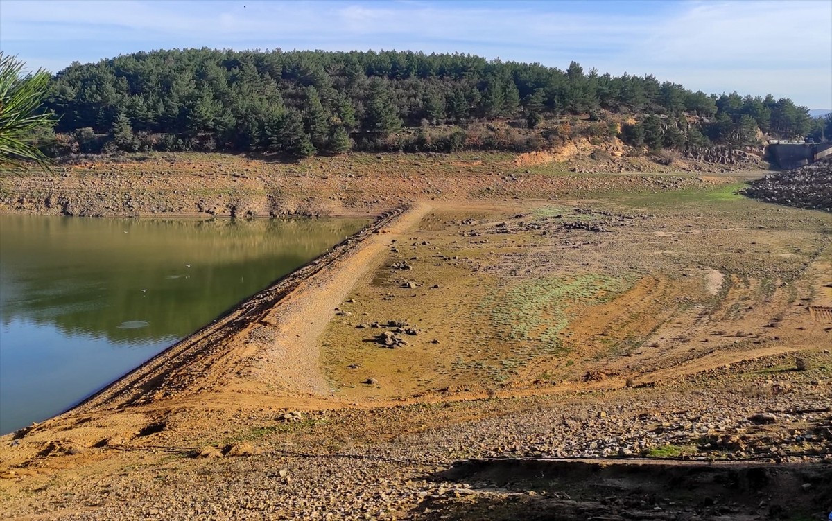 Edirne'nin en büyük ilçesi Keşan'a içme suyu sağlayan Kadıköy Barajı'nda su seviyesinin "ölü...