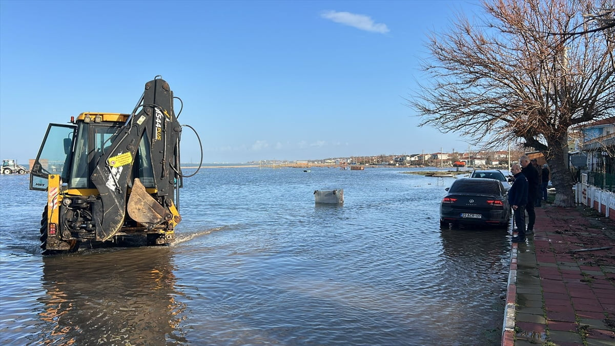 Edirne'nin güneyinde dün etkili olan şiddetli yağış nedeniyle su baskını yaşanan Saros Körfezi'nde...