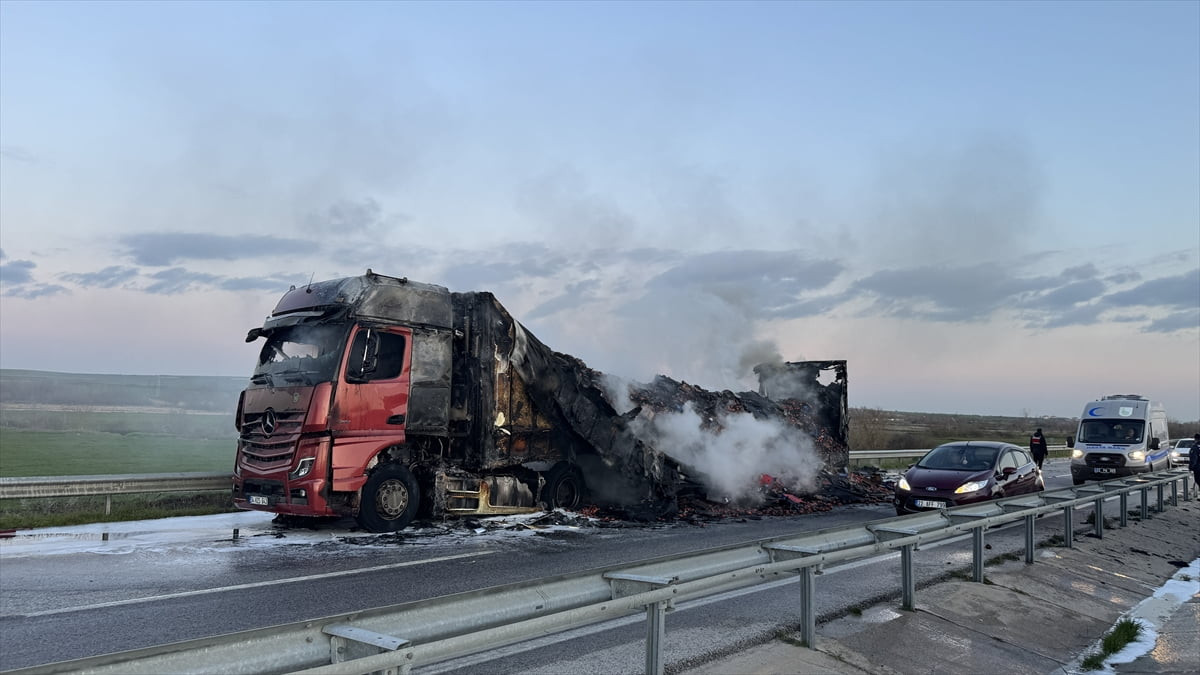 Edirne'nin Havsa ilçesinde domates yüklü tırda çıkan yangın söndürüldü.