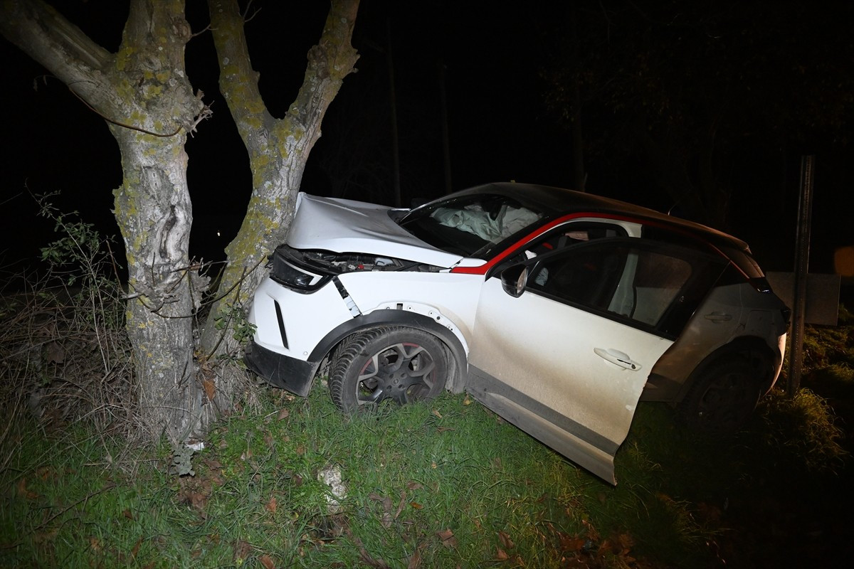 Edirne'nin Havsa ilçesinde yoldan çıkan otomobildeki 3 kişi yaralandı.