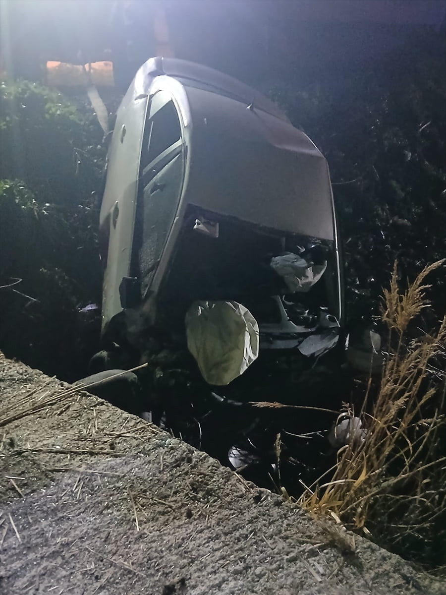 Edirne'nin İpsala ilçesinde şarampole devrilen otomobilde 2 kişi hayatını kaybetti.