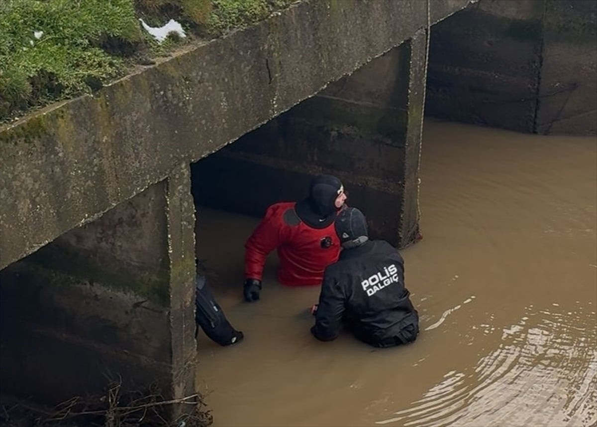 Edirne'nin İpsala ilçesinde sulama kanalına düşen kamyonetin sürücüsü hayatını kaybetti. Dalgıç...