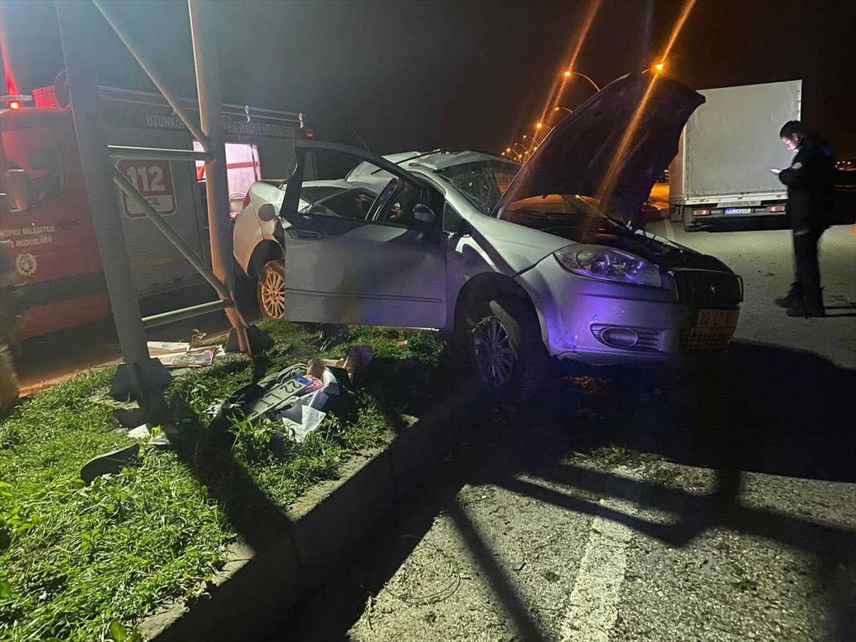 Edirne'nin Uzunköprü ilçesinde direğe çarpan otomobilin sürücüsü hayatını kaybetti. Haber...
