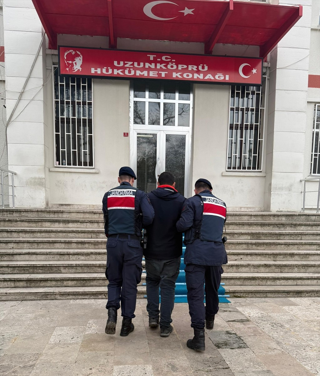 Edirne'nin Uzunköprü ilçesinde yakalanan Fetullahçı Terör Örgütü (FETÖ) üyesi 2 şüpheliden 1'i...