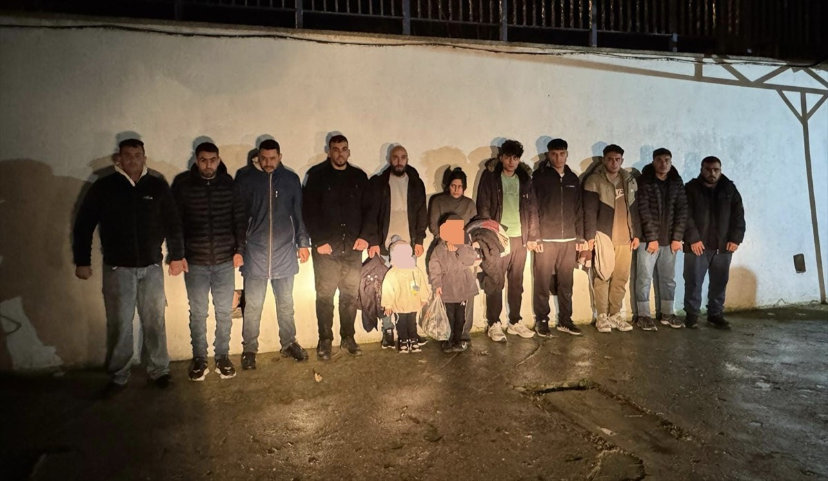 Edirne'nin Uzunköprü ilçesinde yasa dışı yollarla yurda girdiği belirlenen 13 düzensiz göçmen...