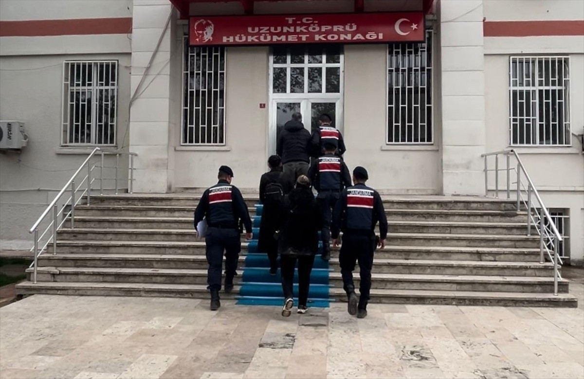 Edirne'nin Uzunköprü ilçesinde, yurt dışına kaçmaya çalışırken yakalanan 3 Fetullahçı Terör Örgütü...