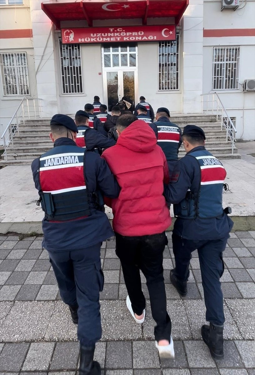 Edirne'nin Uzunköprü ilçesinde yurt dışına kaçmaya çalışırken yakalanan 5 şüpheli...