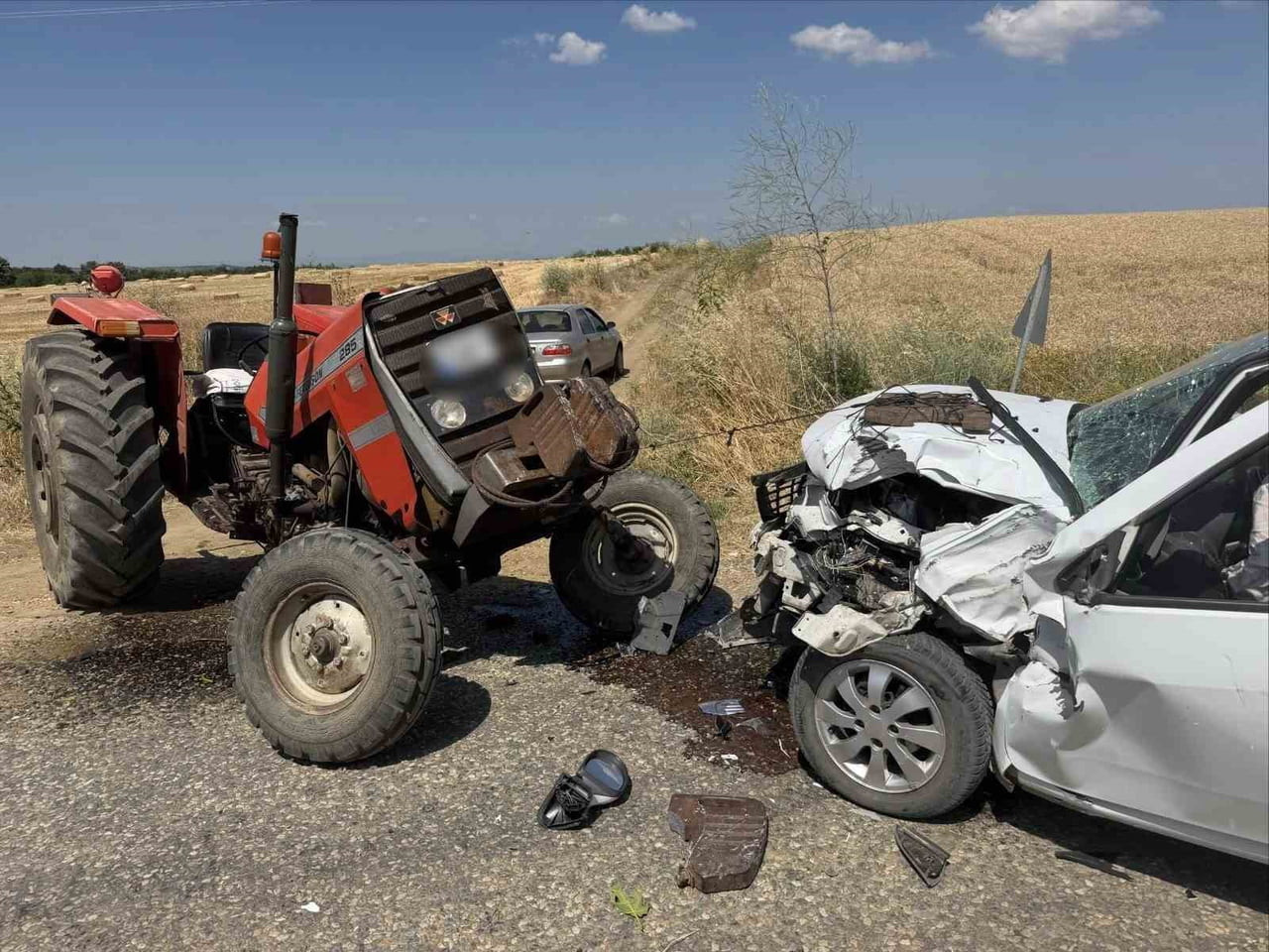 EDİRNE'NİN UZUNKÖPRÜ İLÇESİNE BAĞLI KIRKÖY KÖYÜ YAKINLARINDA MEYDANA GELEN TRAFİK KAZASINDA 2 KİŞİ...