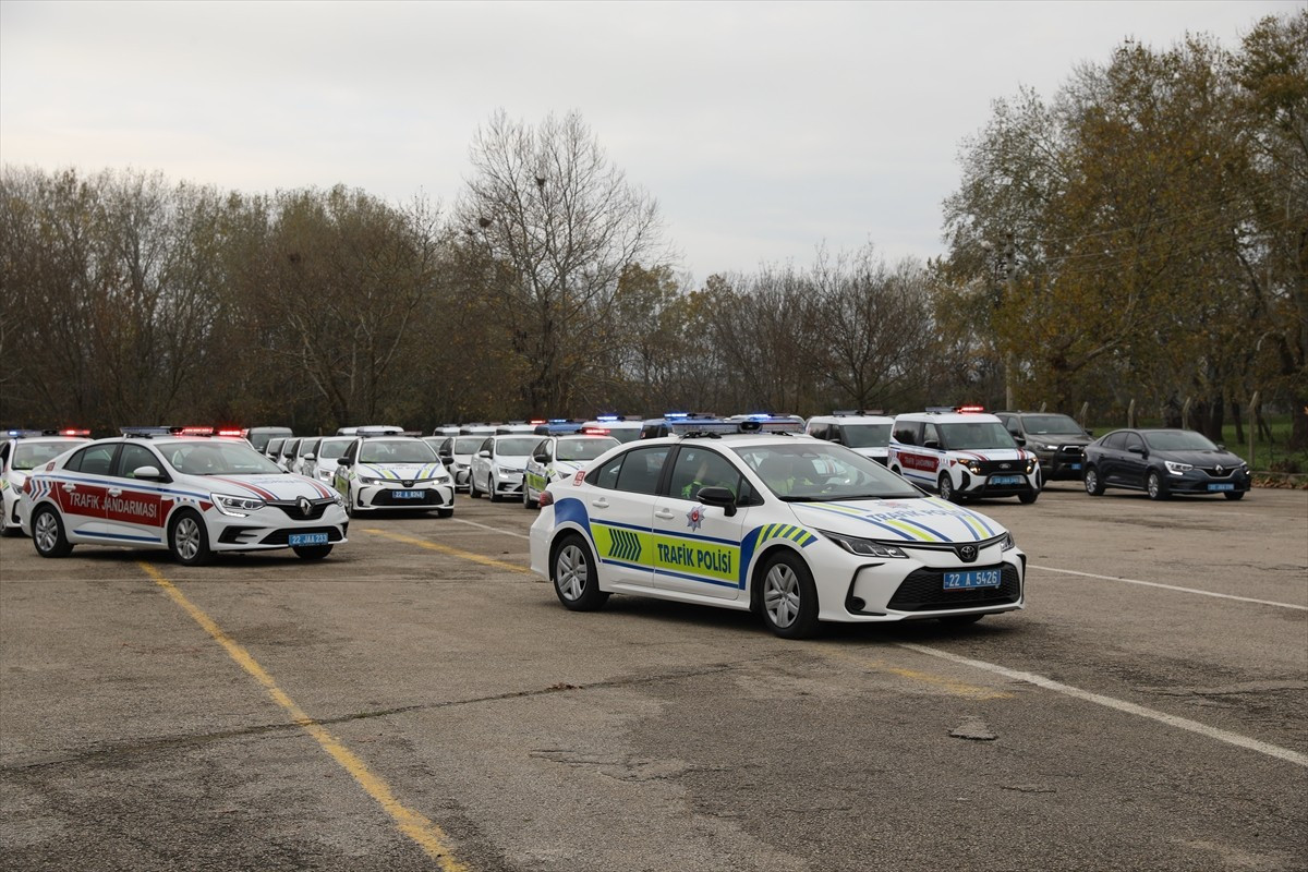 Edirne'ye İçişleri Bakanlığınca gönderilen 82 yeni araç, Sarayiçi'nde gerçekleştirilen törenle...