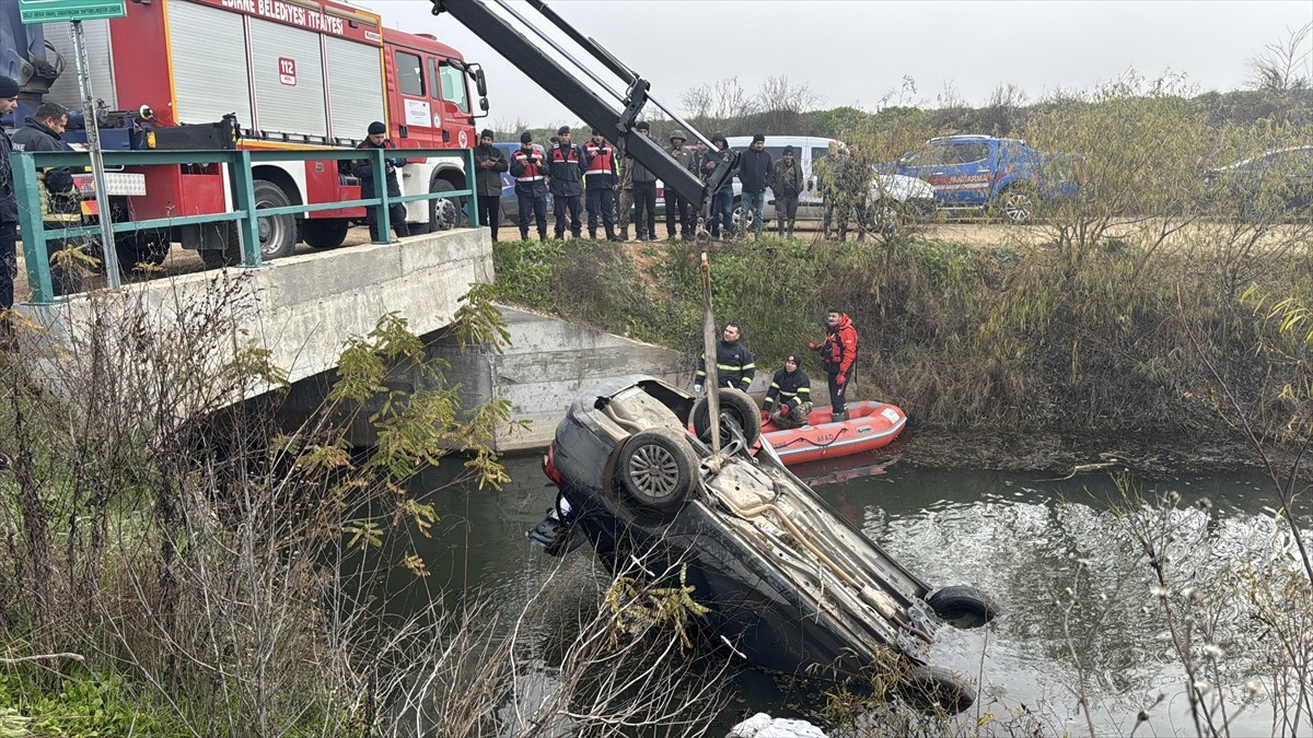 Edirne’de dere yatağına düşen otomobilin sürücüsü hayatını kaybetti. Olay yerine 112 Acil Sağlık...