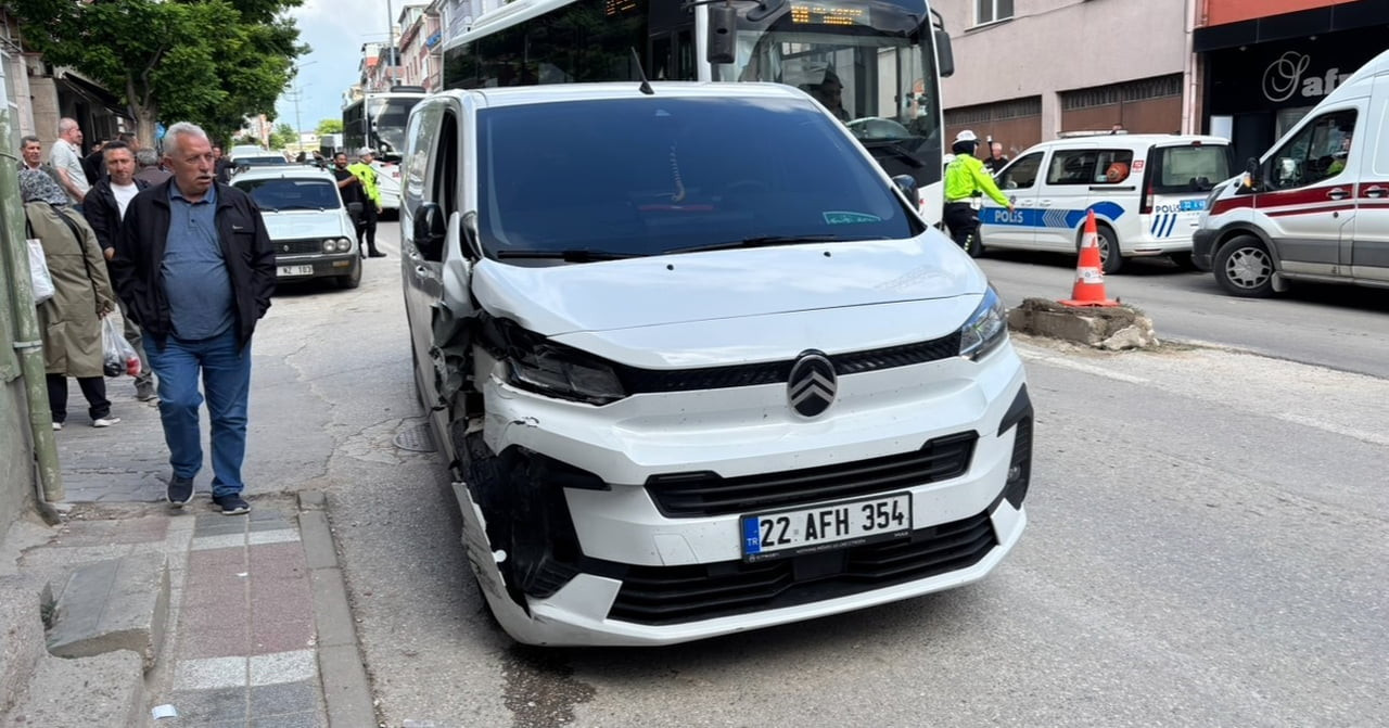 EDİRNE’DE KONTROLDEN ÇIKAN PANELVAN PARK HALİNDEKİ ARAÇLARA ÇARPTI: 2YARALI