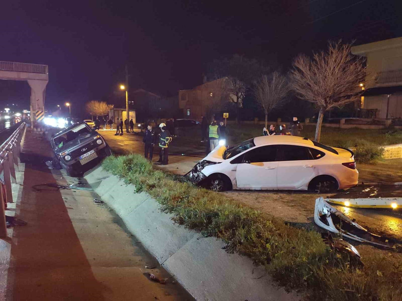 EDİRNE’DE OTOMOBİL İLE CİPİN ÇARPIŞTIĞI KAZADA 3 KİŞİ YARALANDI