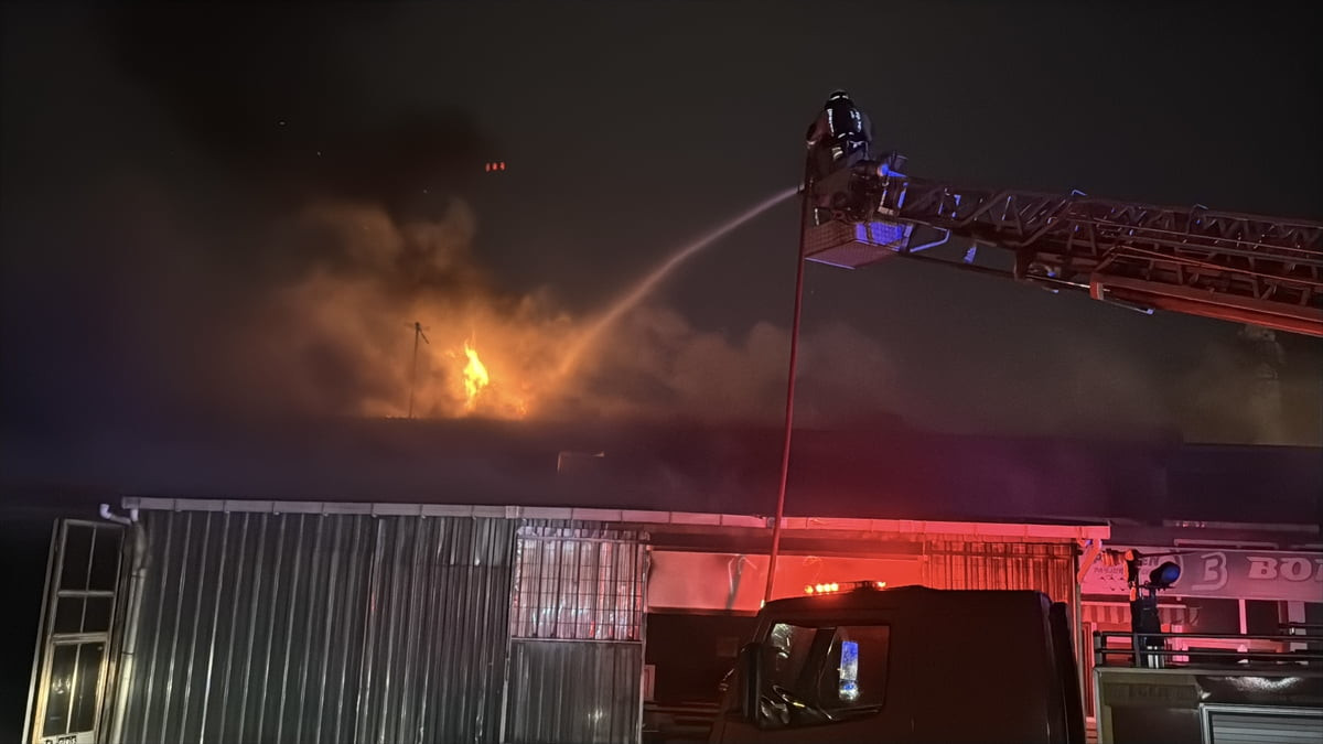 Edirne’de sanayi sitesindeki pimapen dükkanında çıkan ve bitişikteki orman malzemeleri...