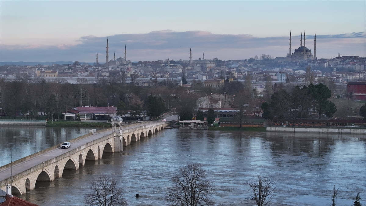 Edirne’de taşkına yol açan Meriç Nehri'nde dün başlayan debi gerilemesi sürüyor.