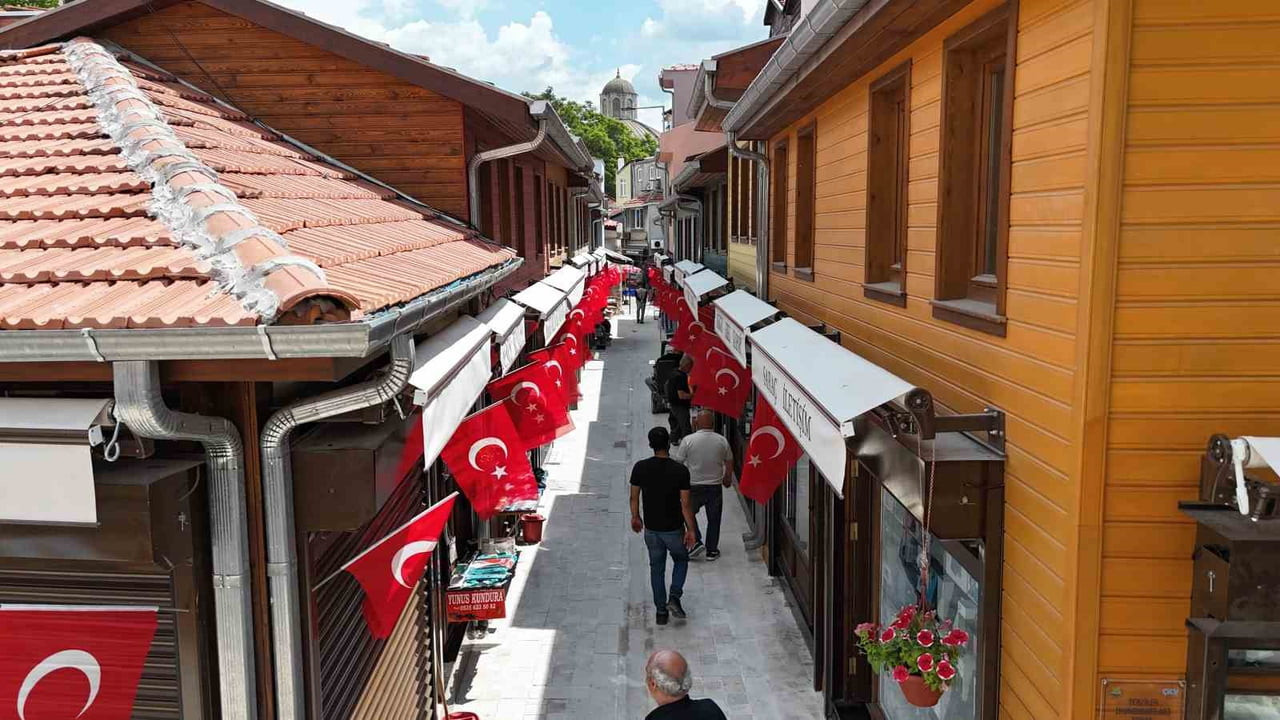 EDİRNE’DE VATANDAŞLARIN “DAR ÇARŞI” OLARAK BİLDİĞİ TERZİLER SOKAĞI’NDA YÜRÜTÜLEN VE RESTORASYON...
