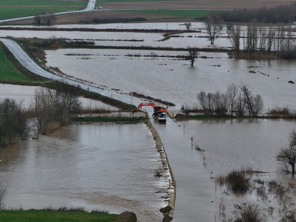 Edirne’de yağışların ardından meydana gelen taşkın nedeniyle köy yolu trafiğe kapandı. İl Özel...