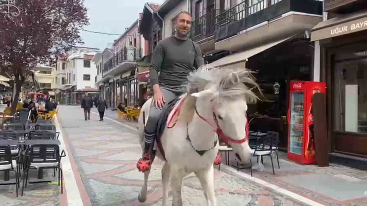 EDİRNE’DE YAYA TRAFİĞİNİN YOĞUN OLDUĞU SARAÇLAR CADDESİNİ BEYAZ ATLA TURLAYAN BİR VATANDAŞ, İLGİNÇ...