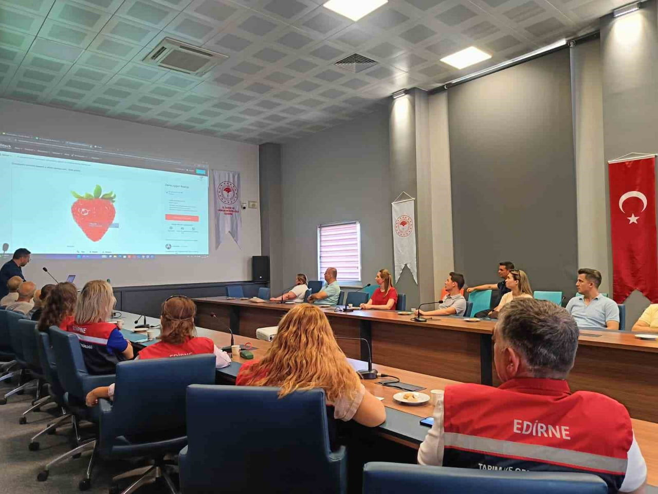 EDİRNE’DE YEREL SERA SEBZE ÜRETİCİLERİNE YÖNELİK KAREKOD (QR) KOD DESTEKLİ DİJİTAL PAZARLAMA...