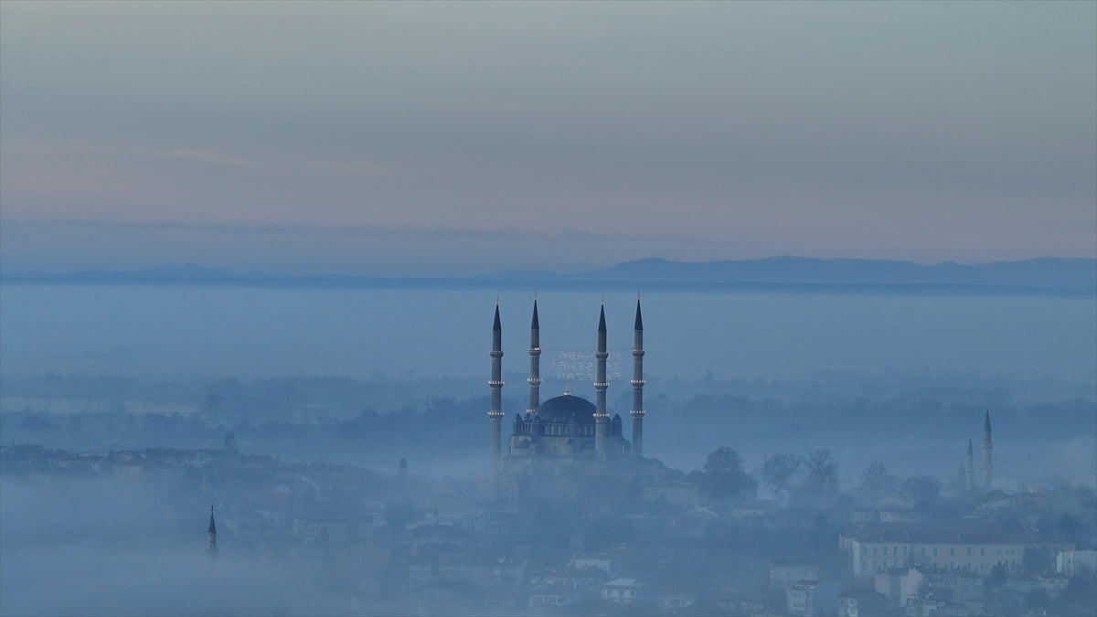 Edirne’de yüksek kesimlerde sis etkili oldu. Sis bulutunun içerisinde kalan Selimiye Camisi...