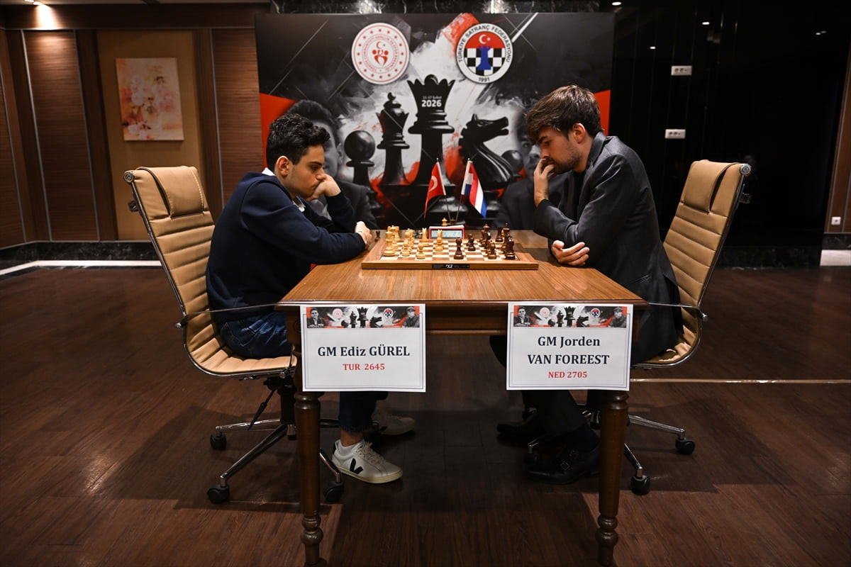 Ediz Gürel (solda), kendisi gibi büyükusta (GM) ünvanlı Hollandalı satranç oyuncusu Jorden van...