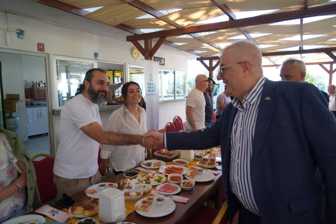 EDREMİT BELEDİYE BAŞKANI MEHMET ERTAŞ, BASIN MENSUPLARIYLA BİR ARAYA GELEREK BELEDİYENİN...