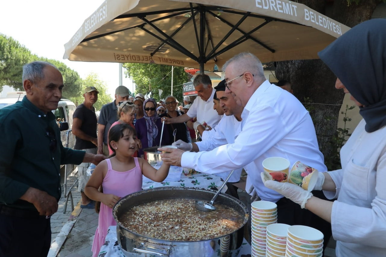EDREMİT BELEDİYESİ TARAFINDAN MUHARREM AYI DOLAYISIYLA GELENEKSEL OLARAK DÜZENLENEN AŞURE...