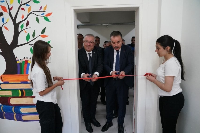 EDREMİT BELEDİYESİ’NİN DESTEKLERİYLE YAPIMI TAMAMLANAN ZEYTİNLİ ORTAOKULU KÜTÜPHANESİ, DÜZENLENEN...