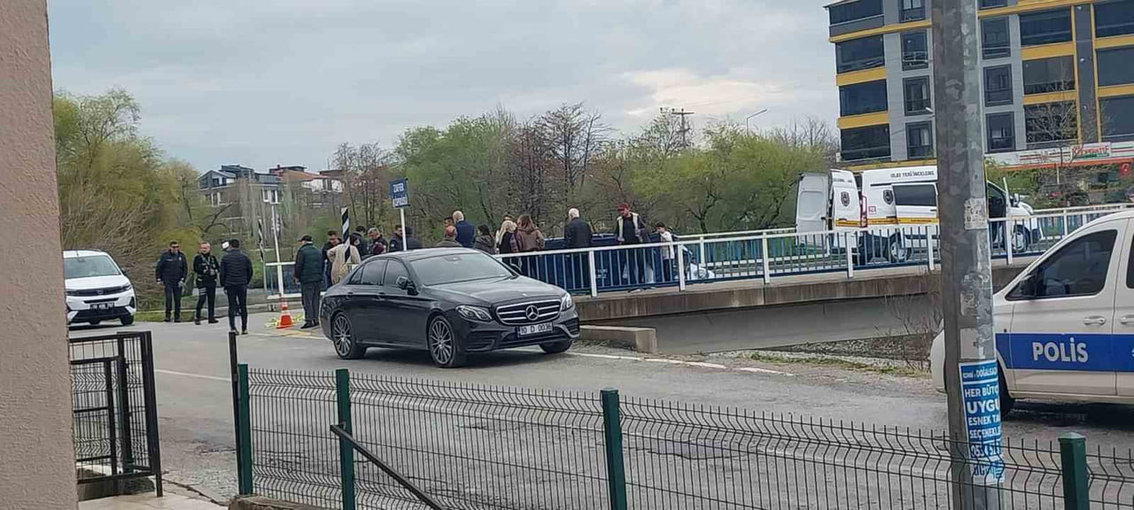 EDREMİT İLÇESİNDE MOTOSİKLET SÜRÜCÜSÜ, SEYİR HALİNDEYKEN GEÇİRDİĞİ KALP KRİZİ SONUCU MOTOSİKLETTEN...