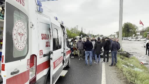 EDS direğine çarpan otomobilin sürücüsünü itfaiye kurtardı