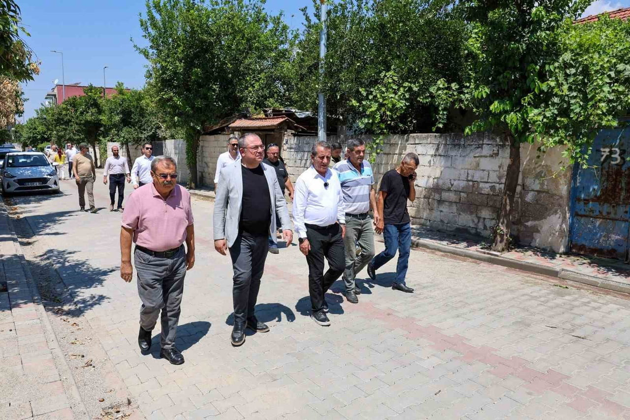 EFELER BELEDİYE BAŞKANI ANIL YETİŞKİN, UMURLU MAHALLESİ’NDE DEVAM EDEN YOL VE KALDIRIM...