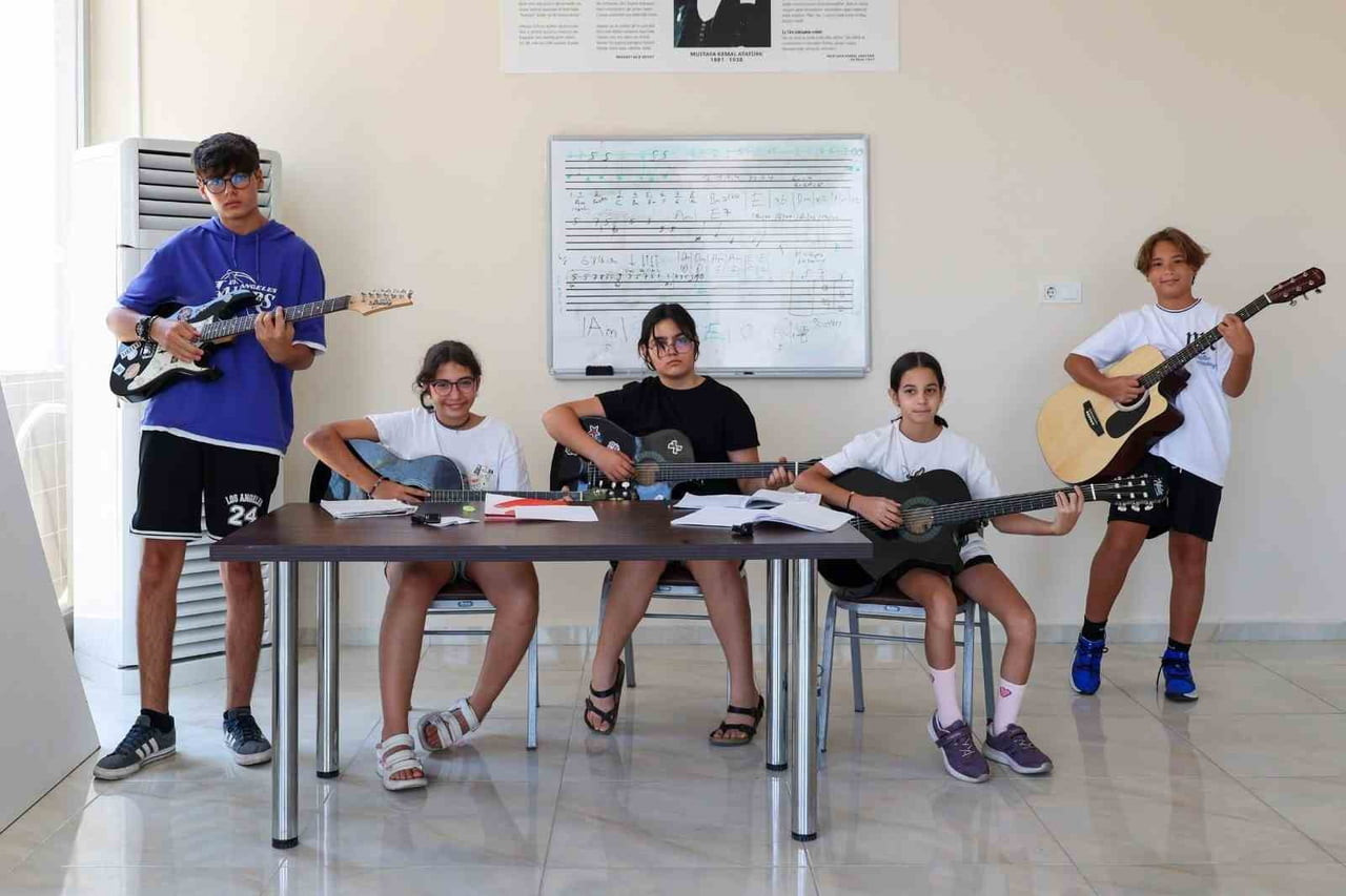 EFELER BELEDİYESİ, ÇOCUK VE GENÇLERİN YAZ TATİLİNİ VERİMLİ GEÇİRMESİ AMACIYLA SPORDAN SANATA...