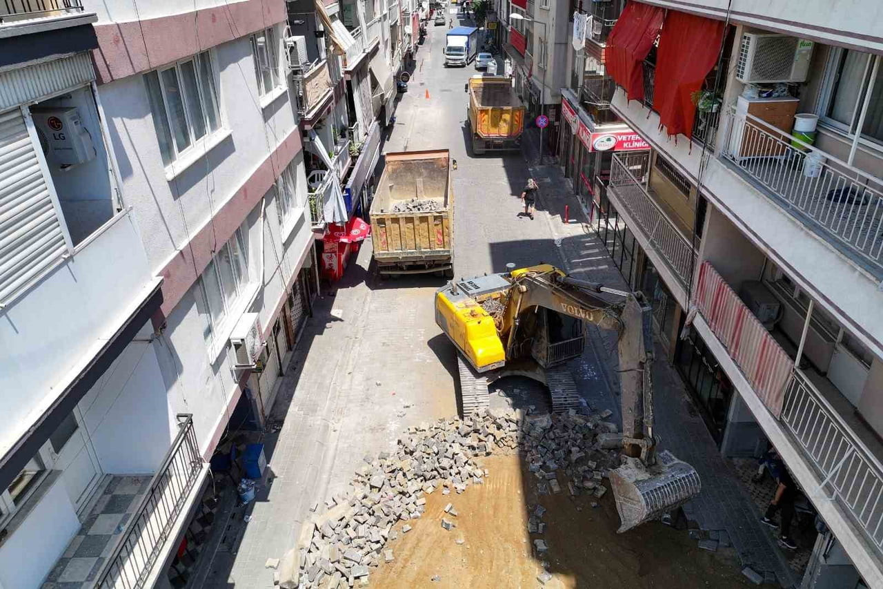 EFELER BELEDİYESİ FEN İŞLERİ MÜDÜRLÜĞÜ EKİPLERİ, ORTA VE CUMA MAHALLELERİNDE SICAK ASFALT...