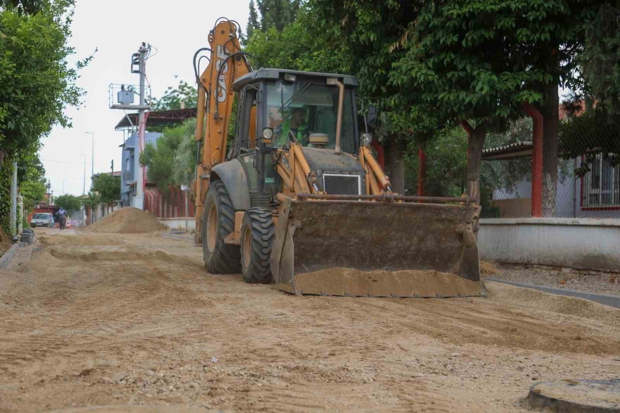 EFELER BELEDİYESİ, UMURLU MAHALLESİ MEHMET AKİF CADDESİ’NDE ESKİ PARKE TAŞLARINI SÖKEREK KİLİTLİ...