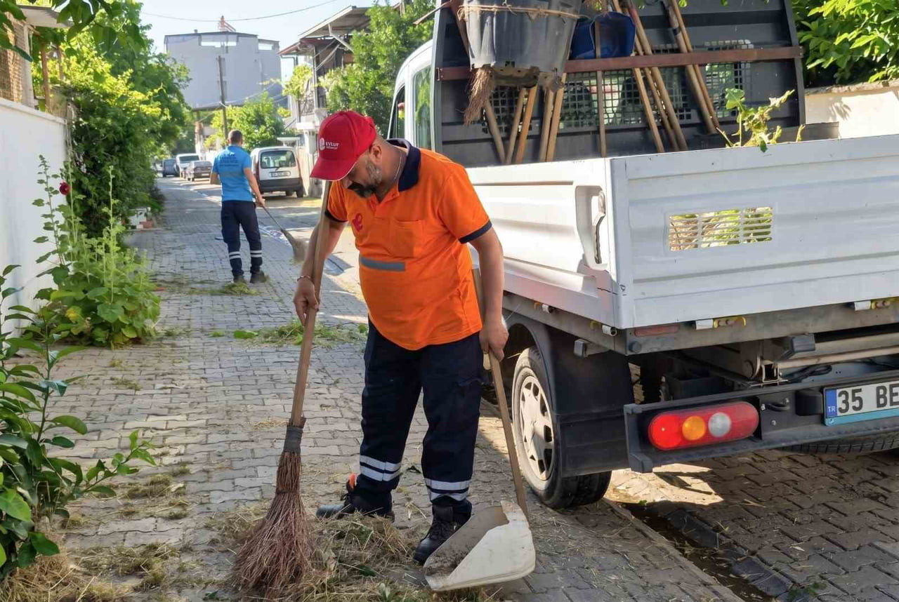 EFELER BELEDİYESİ’NDEN SOKAKLARDA TEMİZLİK ÇALIŞMASI