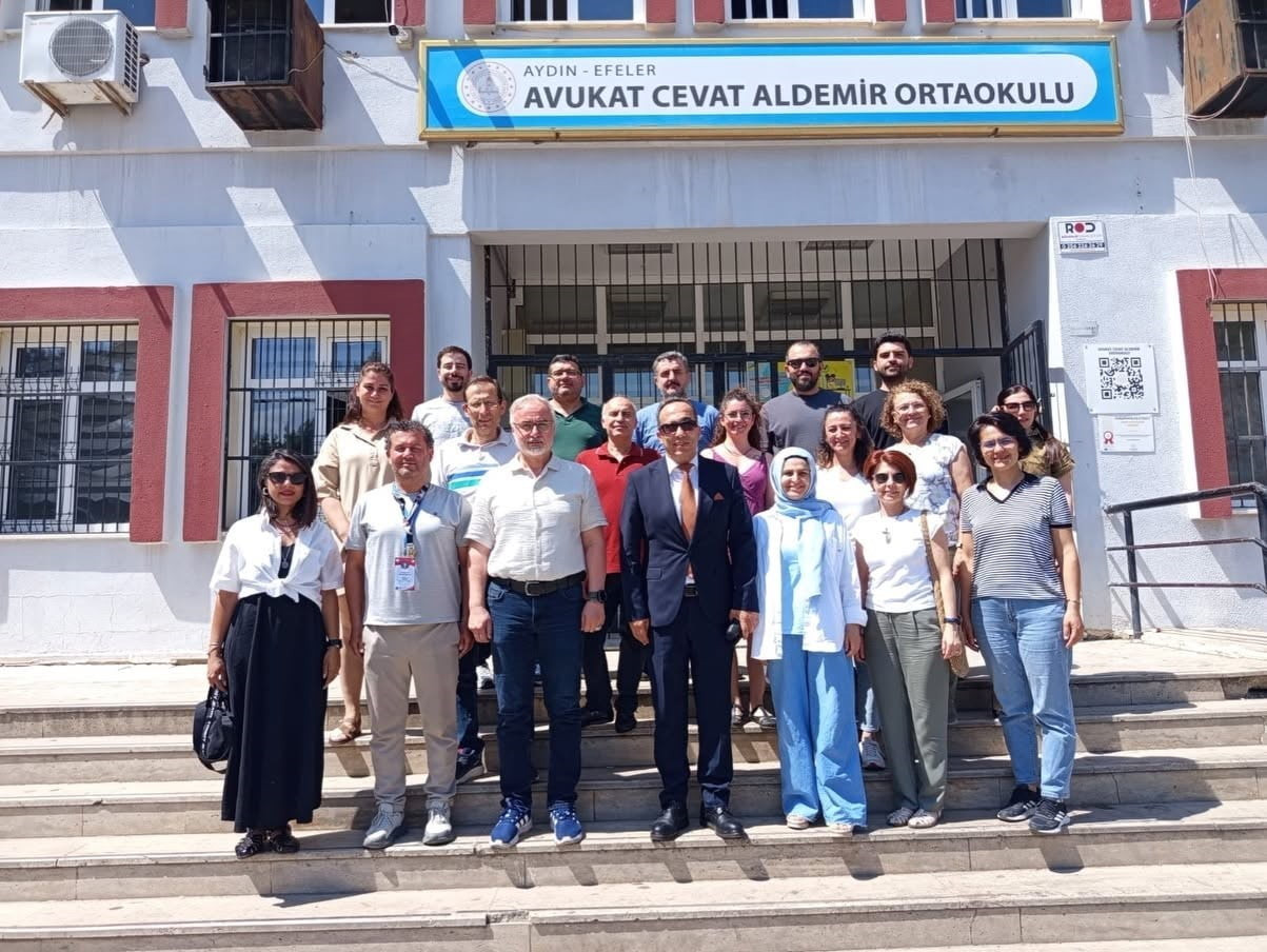 EFELER İLÇE MİLLİ EĞİTİM MÜDÜRÜ ALİ ÇOMRUK, AVUKAT CEVAT ALDEMİR ORTAOKULU’NU ZİYARET EDEREK OKUL...