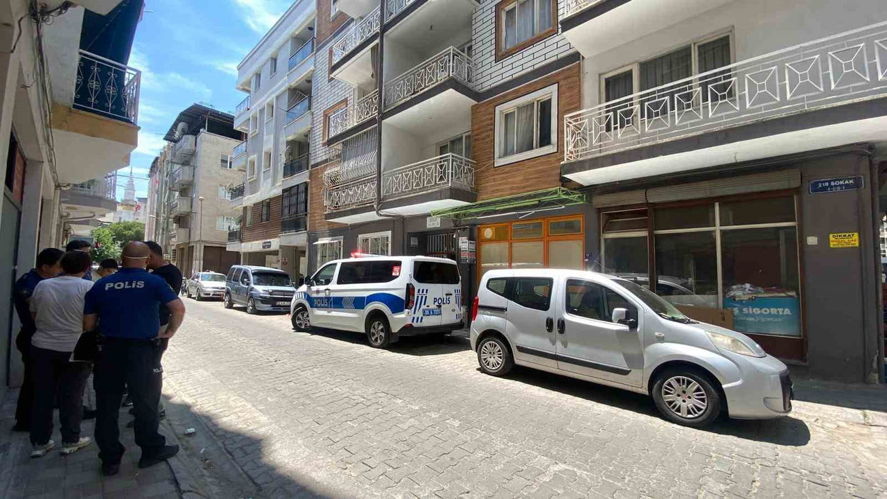 EFELER İLÇESİNDE APARTMANDAN YAYILAN KÖTÜ KOKU ÜZERİNE EVE GİREN EKİPLER, YAKLAŞIK BİR HAFTADIR...