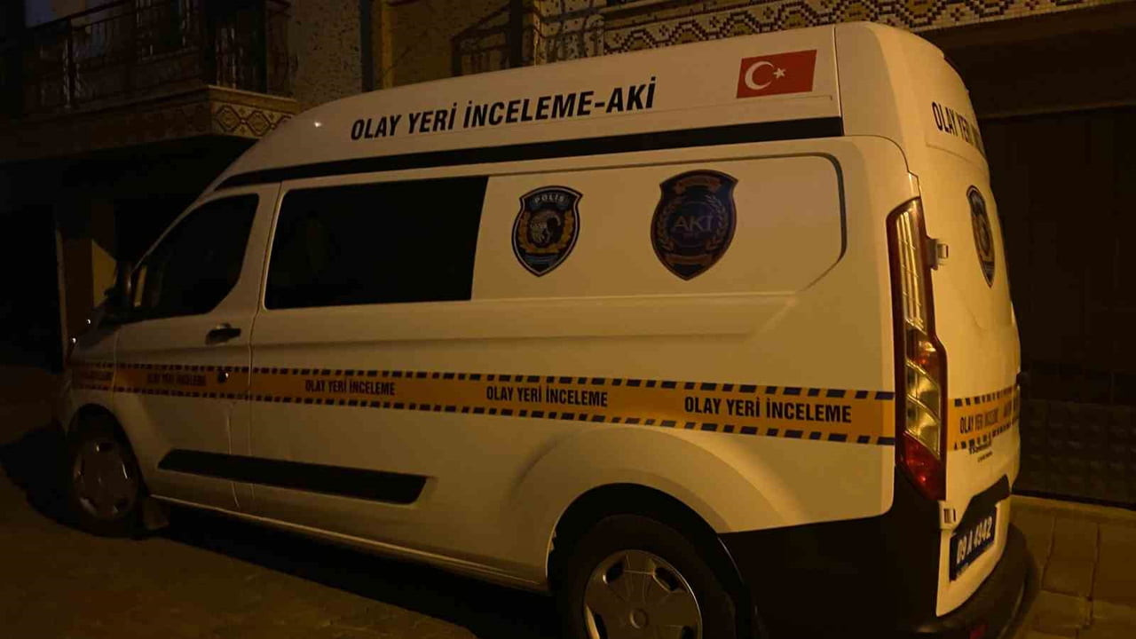 EFELER İLÇESİNDE BİR APARTMANI SARAN KÖTÜ KOKU NEDENİYLE YAPILAN İHBAR ÜZERİNE EVE GİREN EKİPLER...