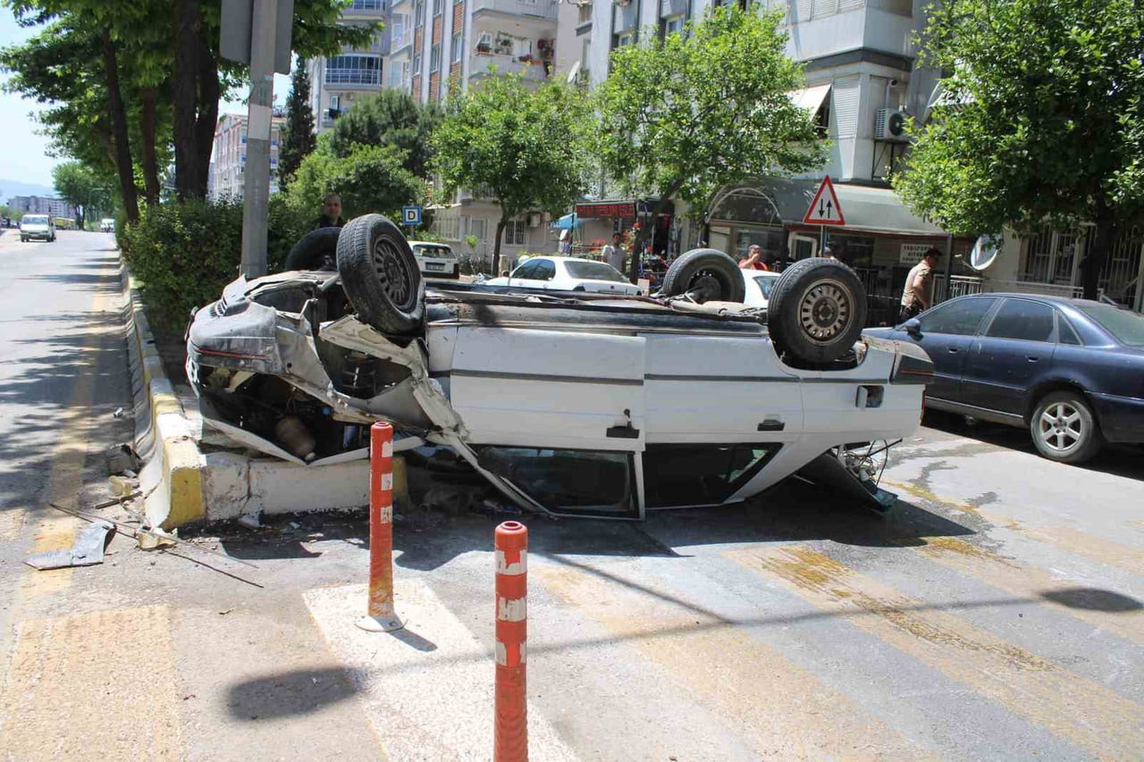 EFELER İLÇESİNDE KONTROLDEN ÇIKAN OTOMOBİLİN REFÜJE ÇARPIP TERS DÖNMESİNİN ARDINDAN ARAÇ ALEV...