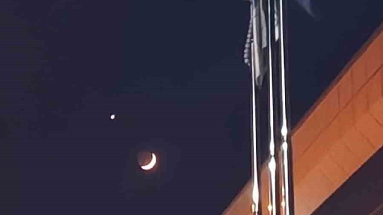 Efeler'de Türk bayrağı ile ay ve yıldız aynı karede buluştu