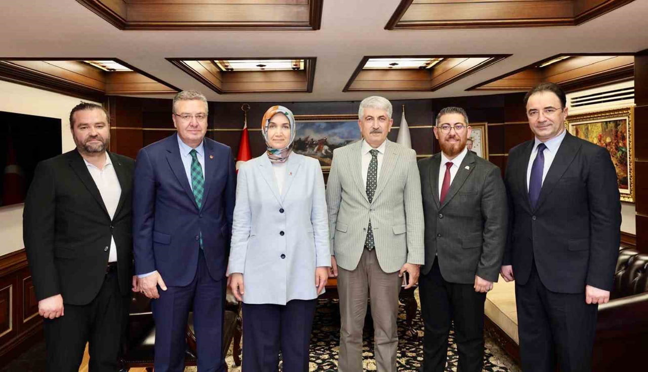 EGE GAZETECİLER FEDERASYONU GENEL BAŞKANI CEM KAYTAN, YÖNETİM KURULU ÜYELERİ ÜMİT ÖZMEN, ÖZKAN...
