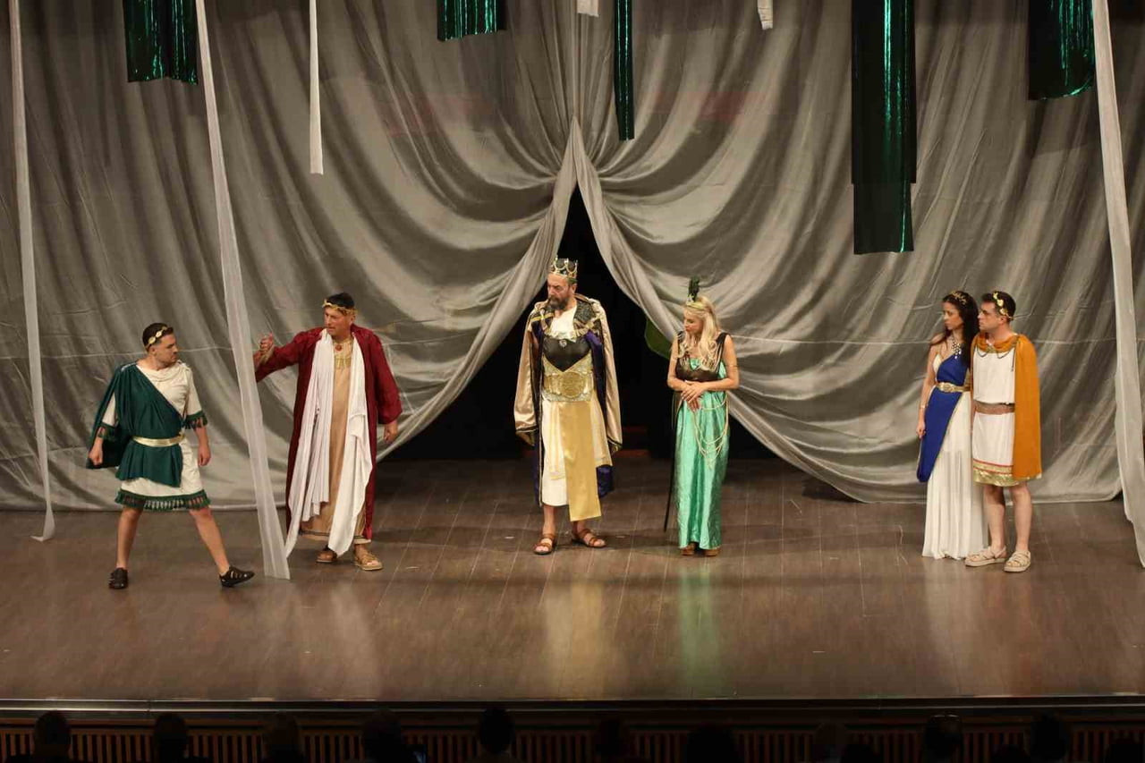 EGE GENÇ İŞ İNSANLARI DERNEĞİ (EGİAD) TİYATRO KULÜBÜ, WİLLİAM SHAKESPEARE'İN ÖLÜMSÜZ ESERİ 'BİR...