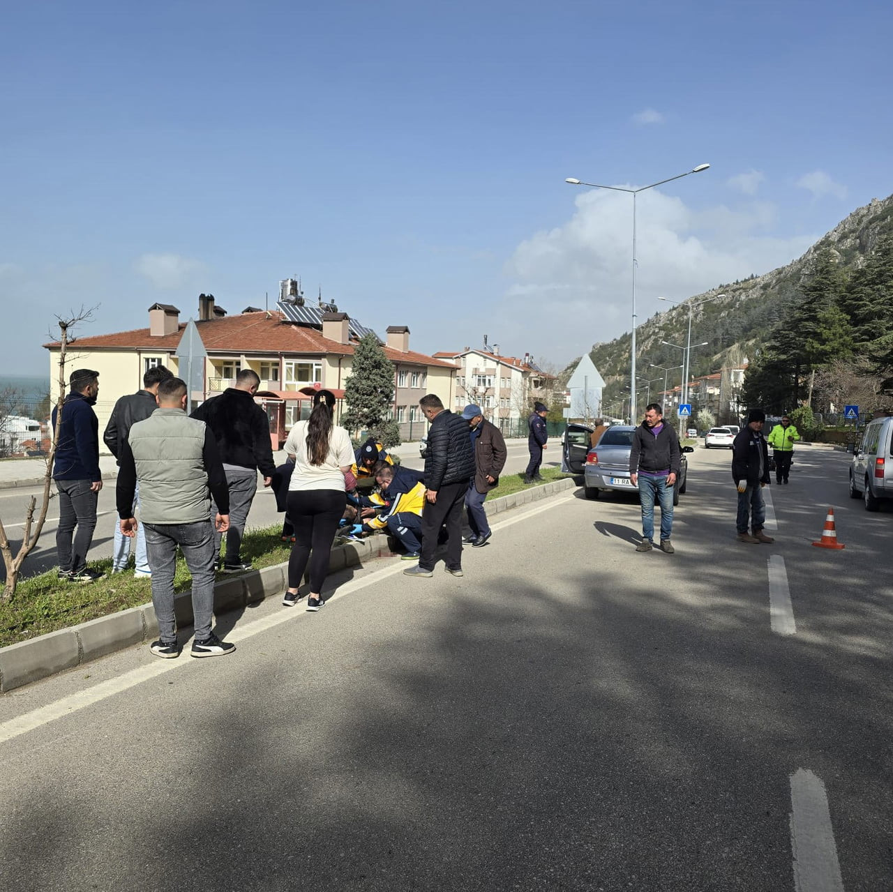 EĞİRDİR İLÇESİNDE SÜRÜCÜSÜNÜN DİREKSİYON HAKİMİYETİNİ KAYBETMESİ SONUCU MEYDANA GELEN TRAFİK...