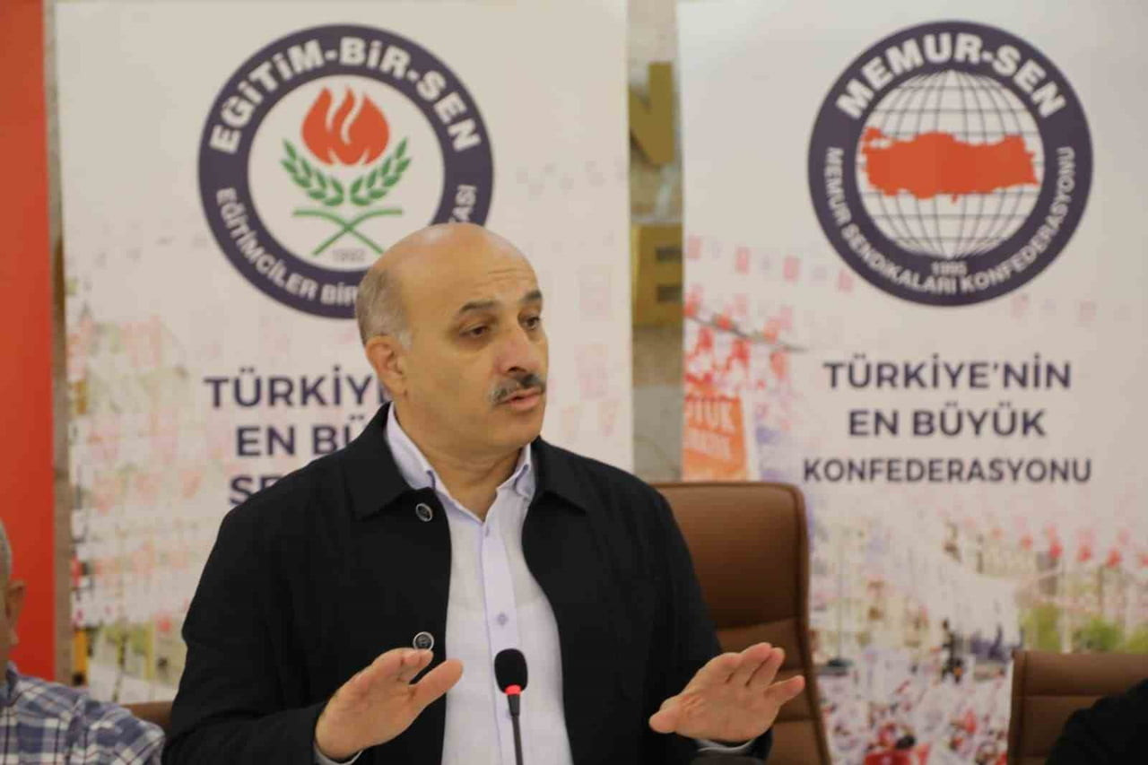 EĞİTİM-BİR-SEN ADANA ŞUBE BAŞKANI MUSTAFA SARIGEÇİLİ AÇIKLAMALARDA BULUNDU