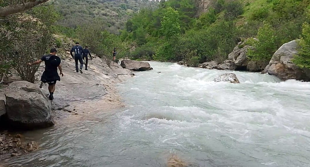 EĞLENCE ÇAYI'NA GİRDİKTEN SONRA KAYBOLAN ÖMER ALPTEKİN'İ ARAMA ÇALIŞMASI SÜRÜYOR.