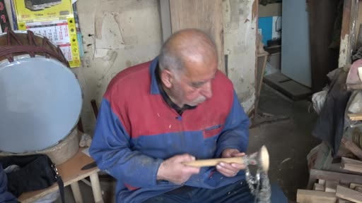 Eğlencelerin simgesi zurnayı 55 yıldır ağaçlara şekil vererek üretiyor