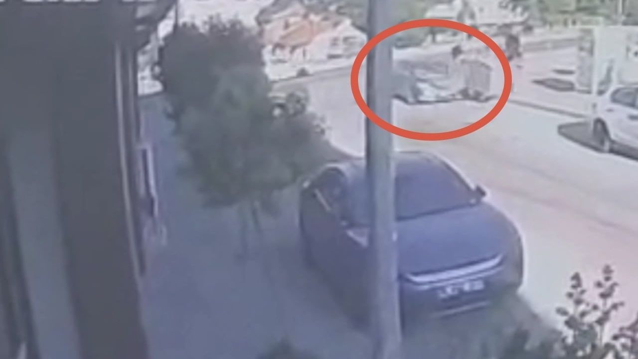 Ehliyetsiz gencin kullandığı otomobil motosiklet mağazasına daldı: 2,3 milyon lira zarar